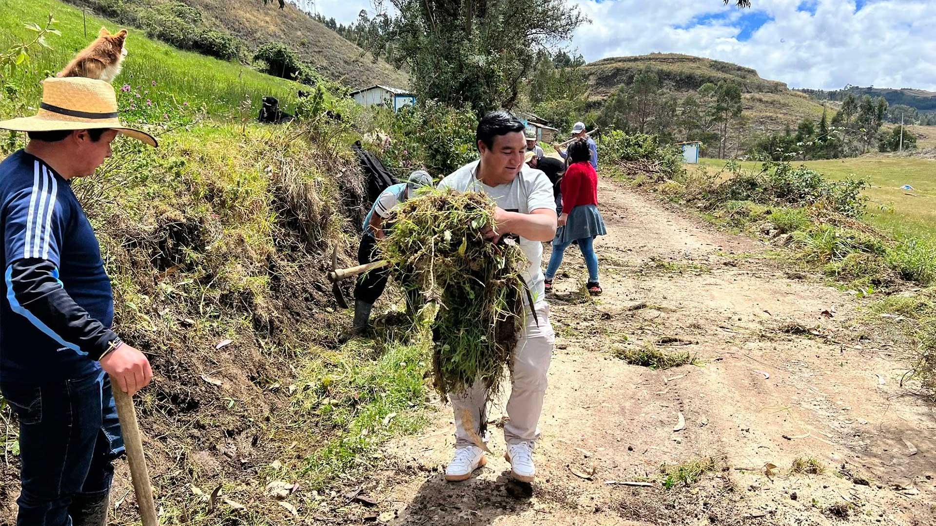 TRABAJO COMUNAL CON LA POBLACIÓN DE CARHUAQUERO